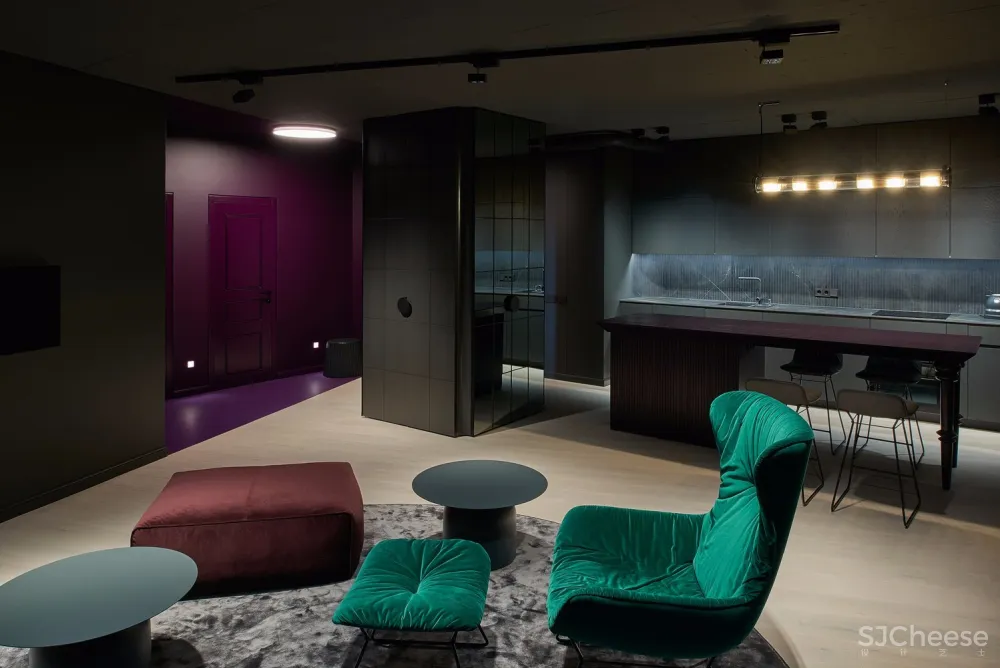 饱和色+黑色，立陶宛80㎡戏剧般的公寓 | HEIMA architects 首