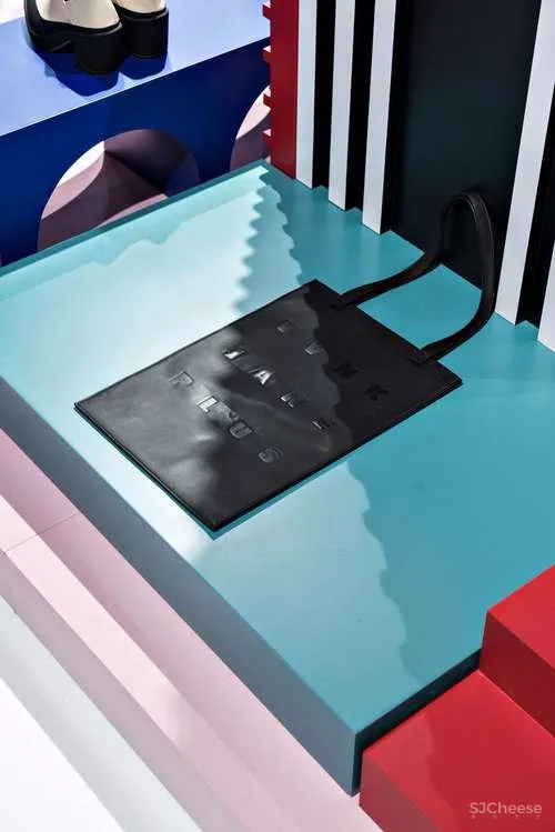 色彩与廓形 · VVNK 装置艺术空间 | Zinovatnaya