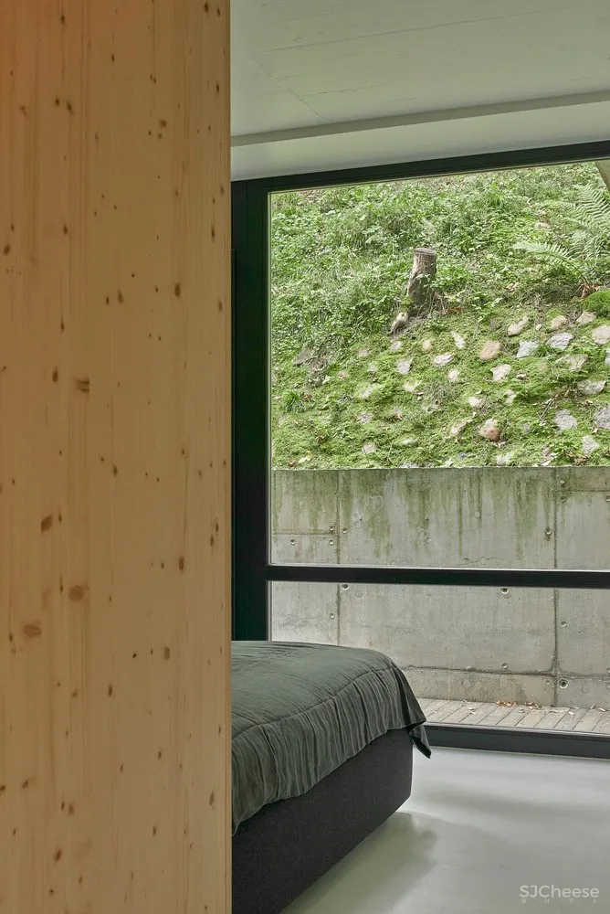 与环境的和谐融合 | A House in Rasu Namai