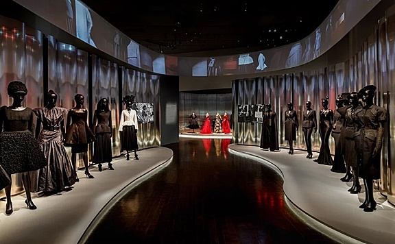 OMA为迪奥设计的展览在丹佛艺术博物馆开幕