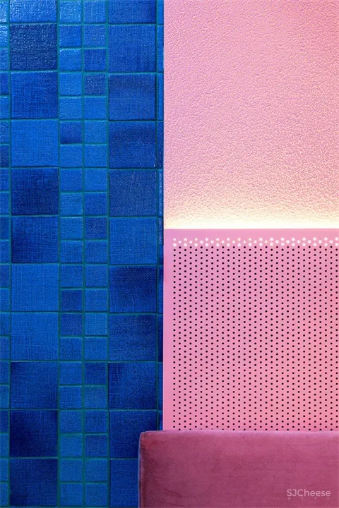 这家餐厅的设计灵感来自于日本樱花盛开的隧道