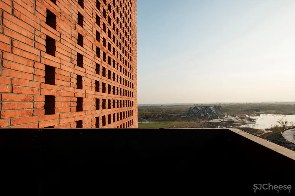 湿地中的红砖塔,河北 / 空格建筑