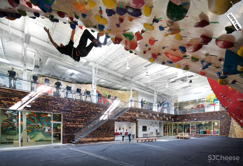 [健身馆] brooklyn boulders coworking space features towering rock climbing wall