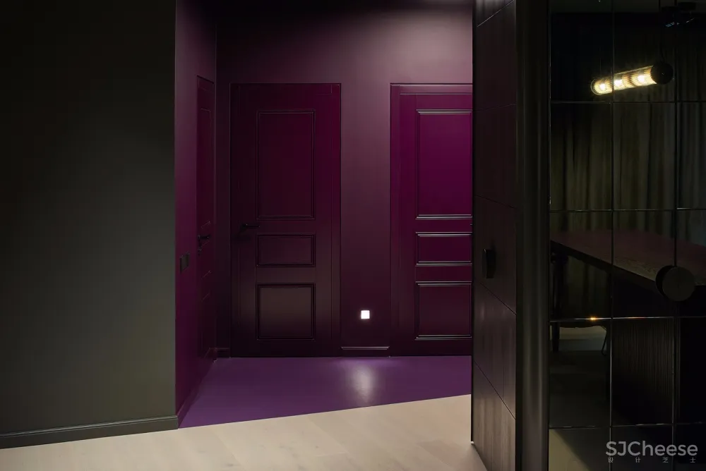 饱和色+黑色，立陶宛80㎡戏剧般的公寓 | HEIMA architects 首