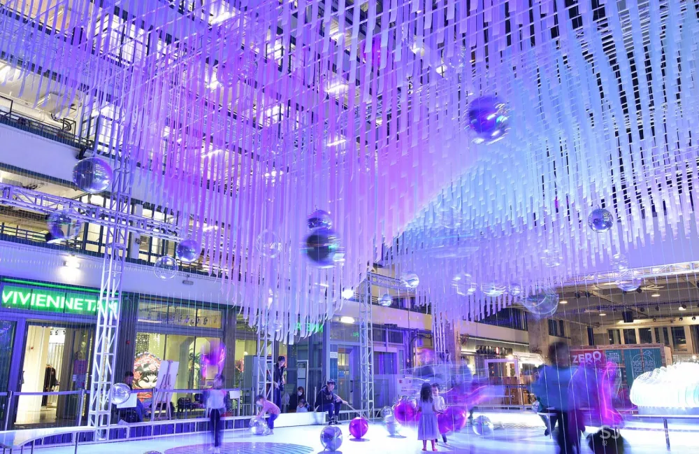 香港飘浮圣诞展亭,随风晃动的气球组成另类城市风景 | AaaM建筑设计工作室