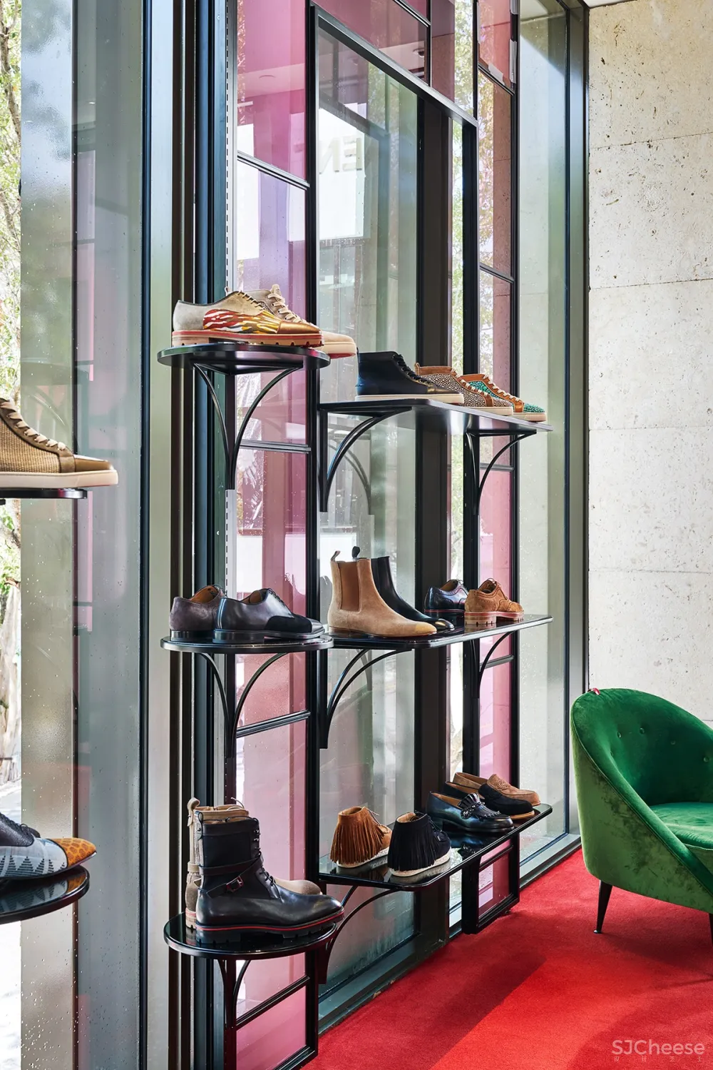 212box作品 | 树皮覆盖的Christian Louboutin精品店,与自然美感产生共鸣