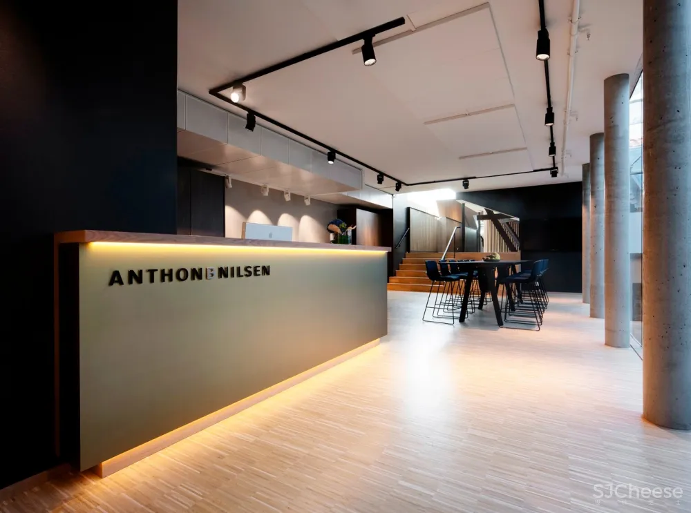 被黄铜包覆的主楼梯，绝对是这座办公楼的C位 | Pushak 首