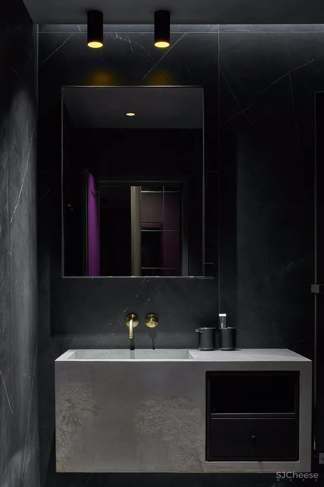 饱和色+黑色，立陶宛80㎡戏剧般的公寓 | HEIMA architects 首