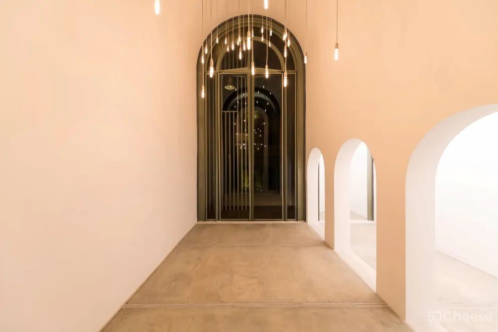 使徒彼得和圣海伦的烈士教堂 / Michail Georgiou