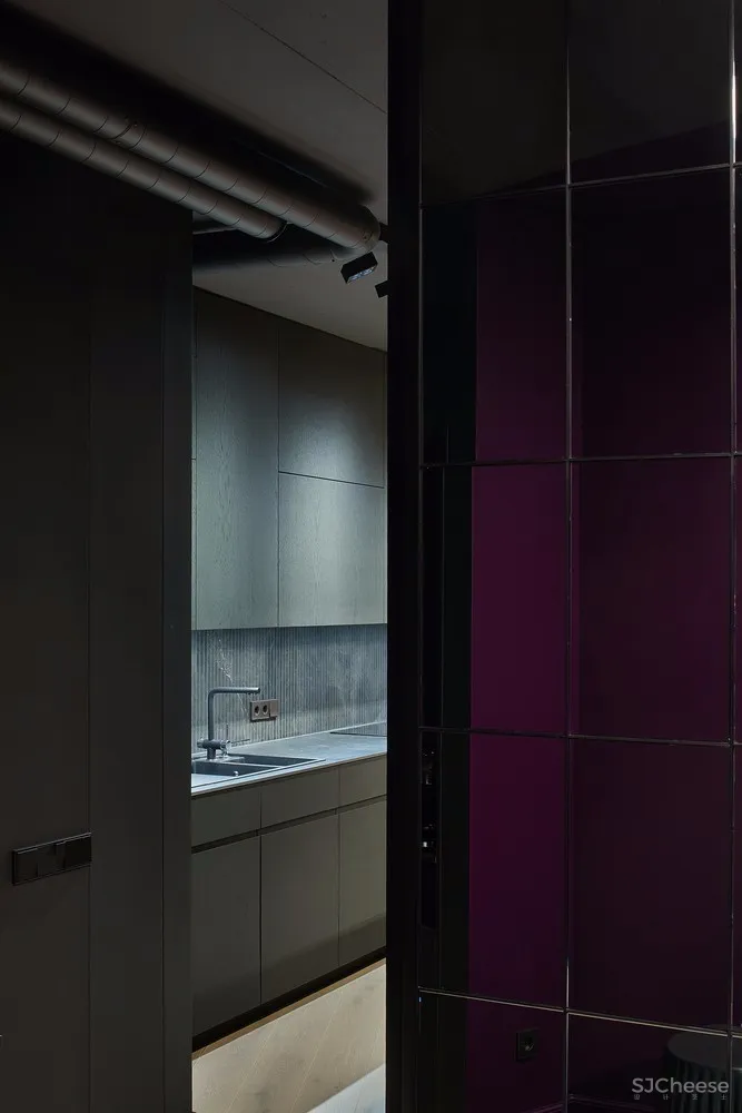 饱和色+黑色，立陶宛80㎡戏剧般的公寓 | HEIMA architects 首