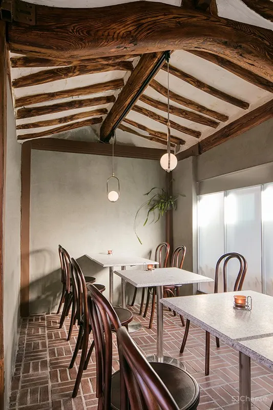 首尔老建筑内的现代 CALIGARI 酒吧 | labotory 首