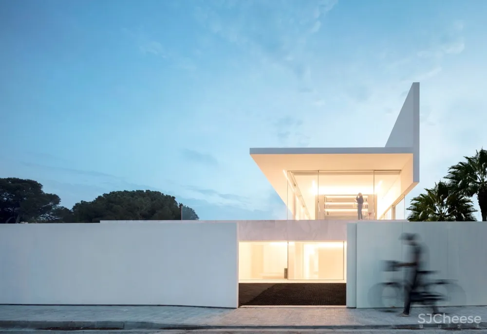 Fran Silvestre Arquitectos:远眺大海 Hofmann House 首