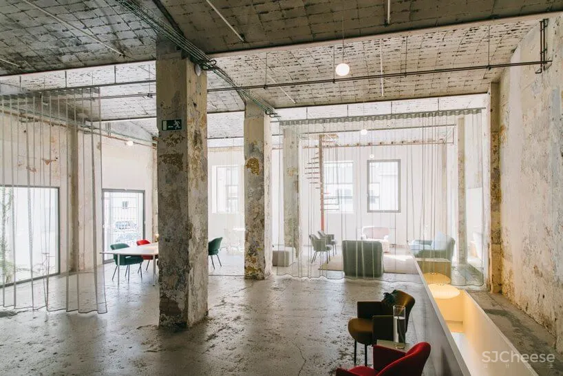 巴塞罗那工业仓库楼改造联合办公空间设计