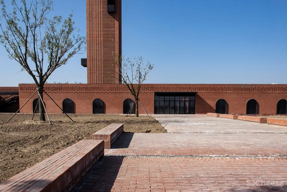 湿地中的红砖塔,河北 / 空格建筑