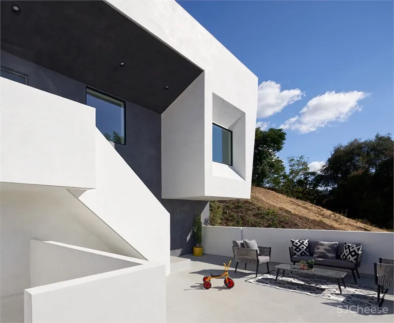 Urban Operations：洛杉矶山坡上的白色房屋