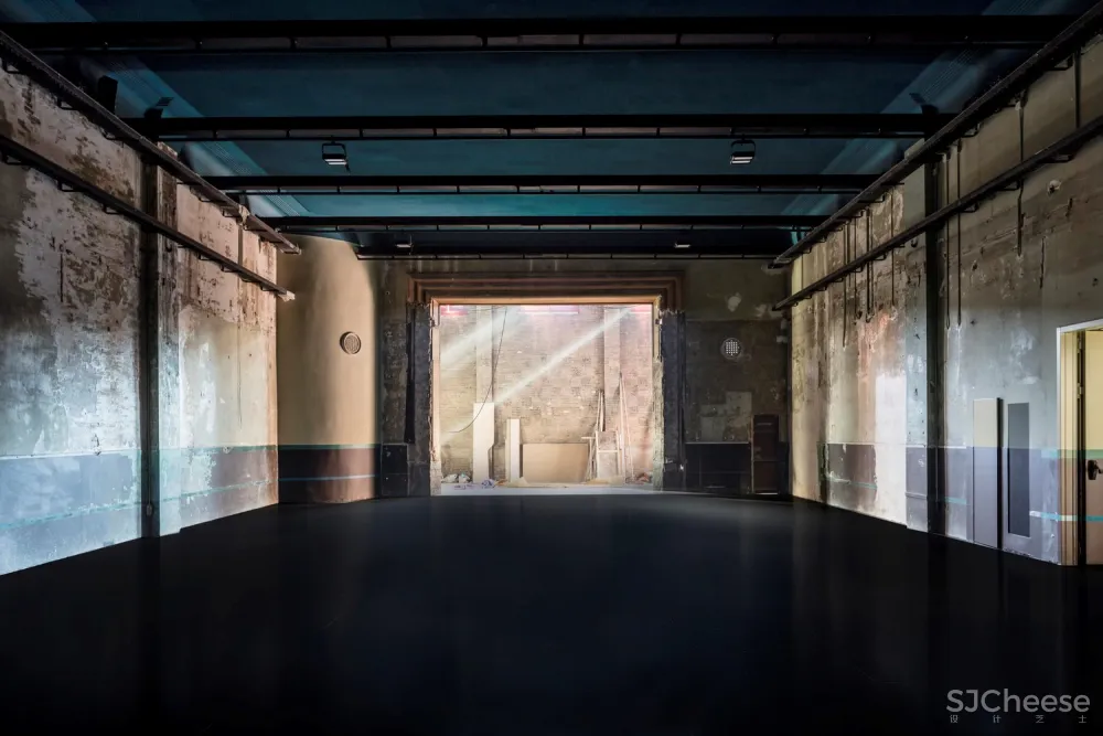 贝克特实验剧场 / Flores & Prats