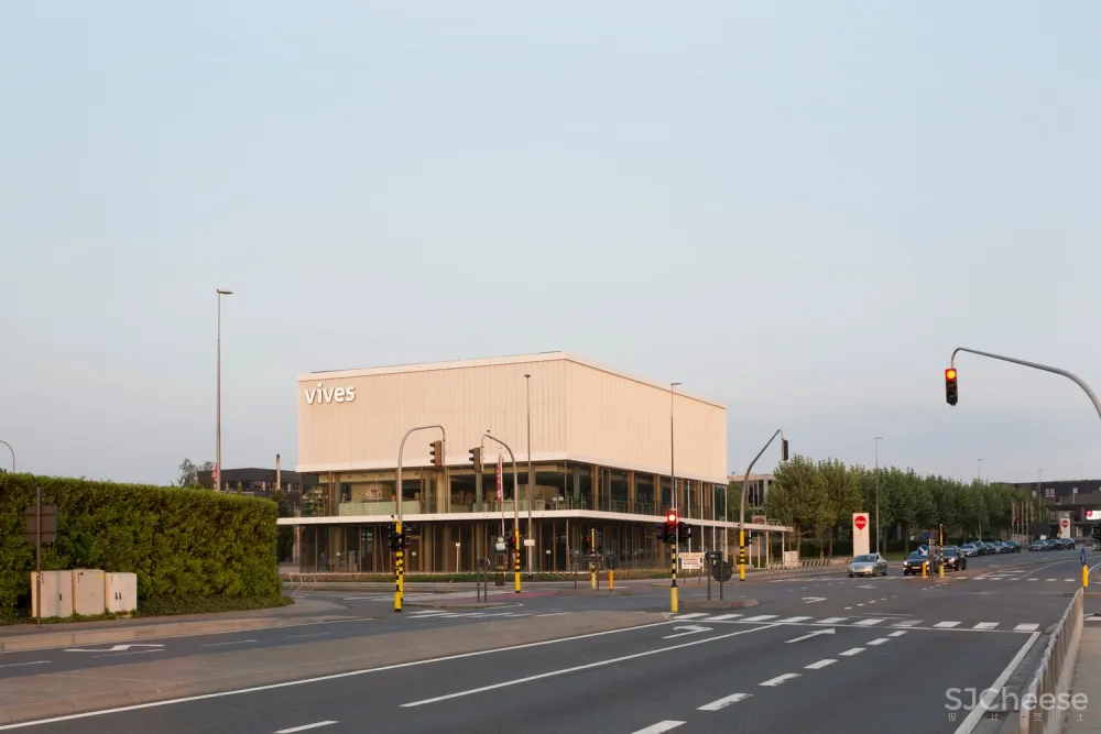 “漂浮”立方体会议楼/dmvA Architecten