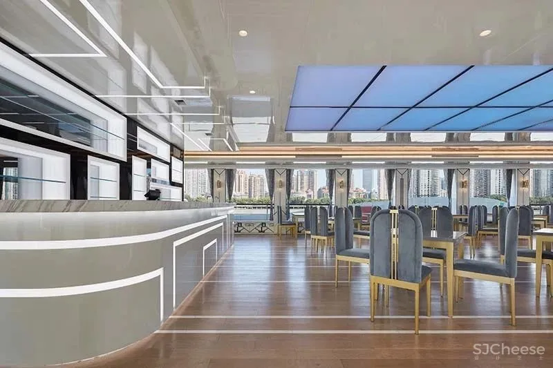 黄浦江第一艘五星级游览船--水晶公主号