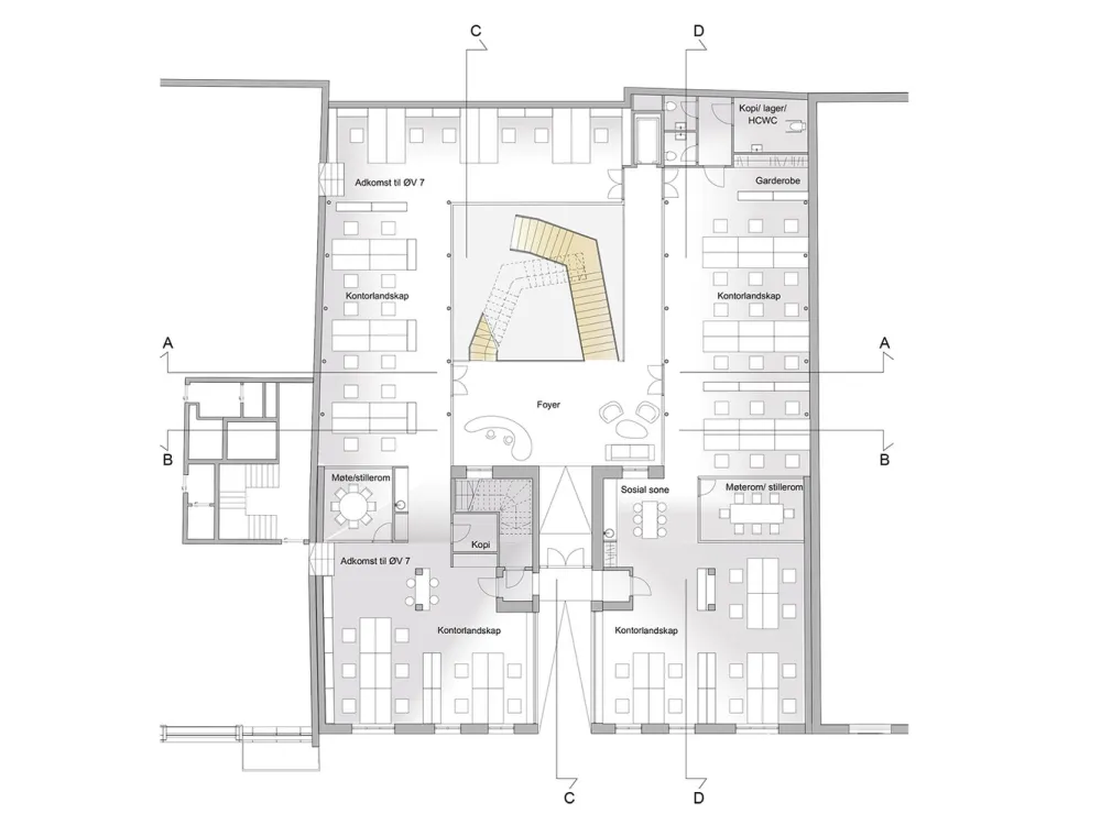 被黄铜包覆的主楼梯，绝对是这座办公楼的C位 | Pushak 首