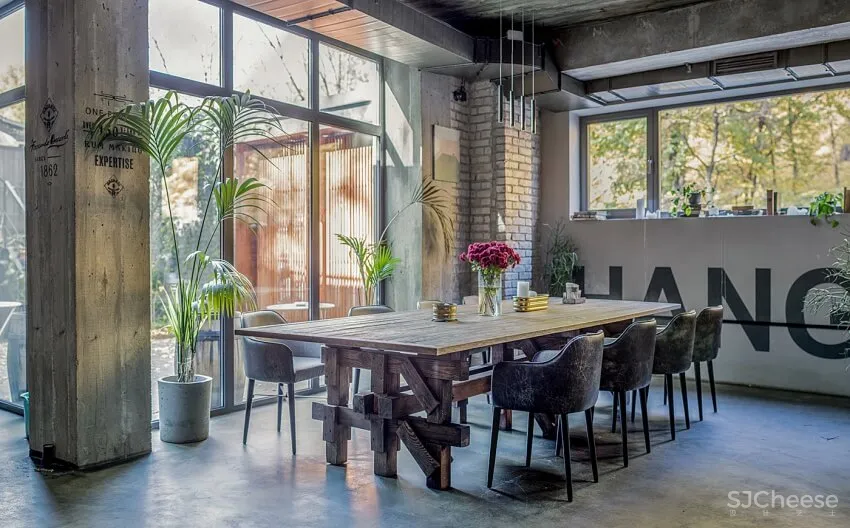 怀旧微醺感,乌克兰地下酒吧餐厅设计