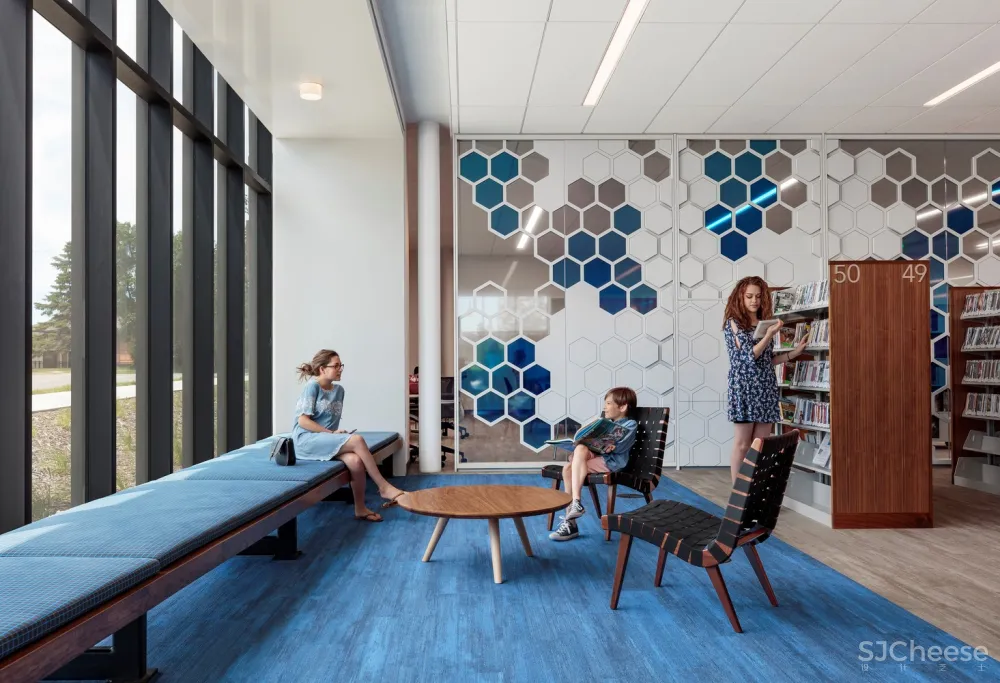 拉姆西镇公共图书馆 / HGA