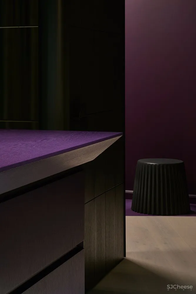 饱和色+黑色，立陶宛80㎡戏剧般的公寓 | HEIMA architects 首