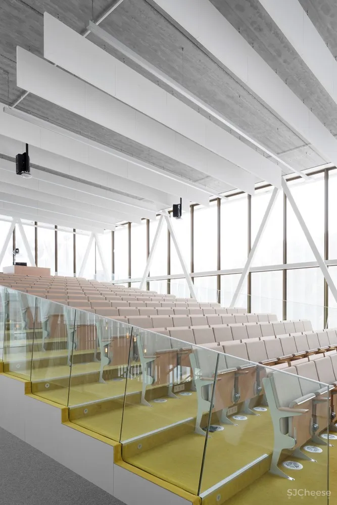 “漂浮”立方体会议楼/dmvA Architecten