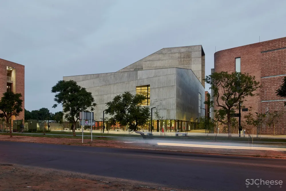 索尔·普拉特杰大学学生资源中心 / Designworkshop