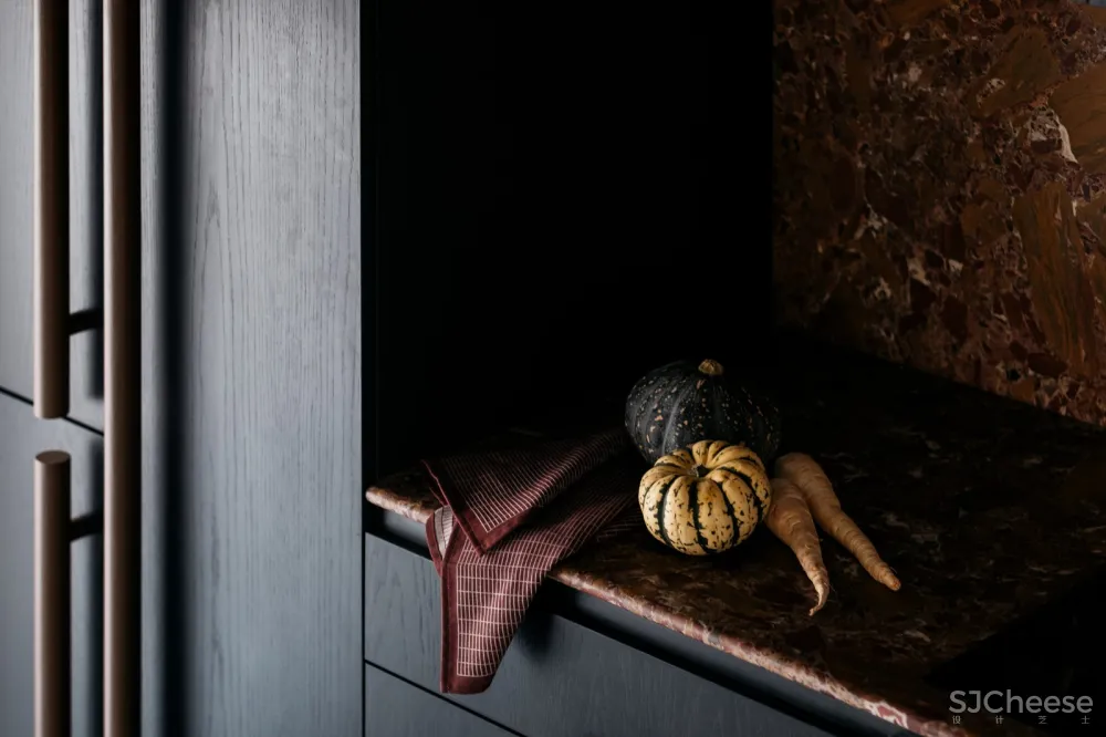 新作 | Amber Road 设计悉尼公寓 黑暗色调与工业材料的搭配 首