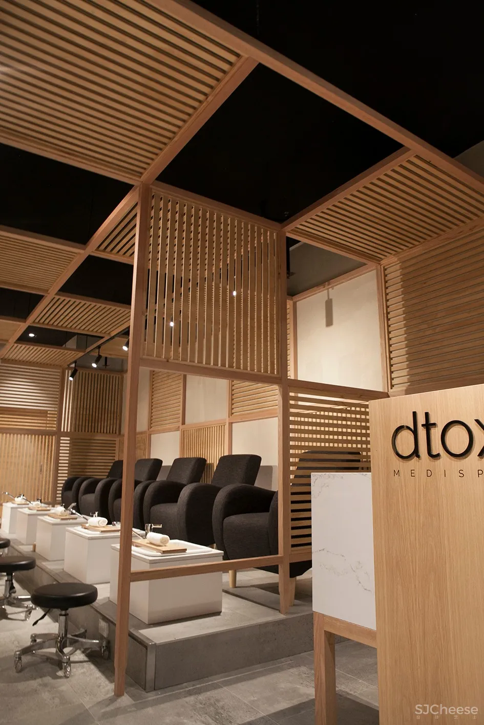 橡木环抱下的温暖SPA空间 | StudioMKZ