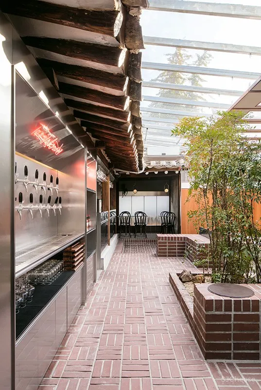 首尔老建筑内的现代 CALIGARI 酒吧 | labotory 首