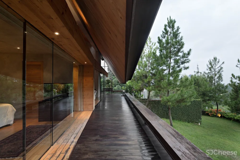 EH 住宅 / andramatin