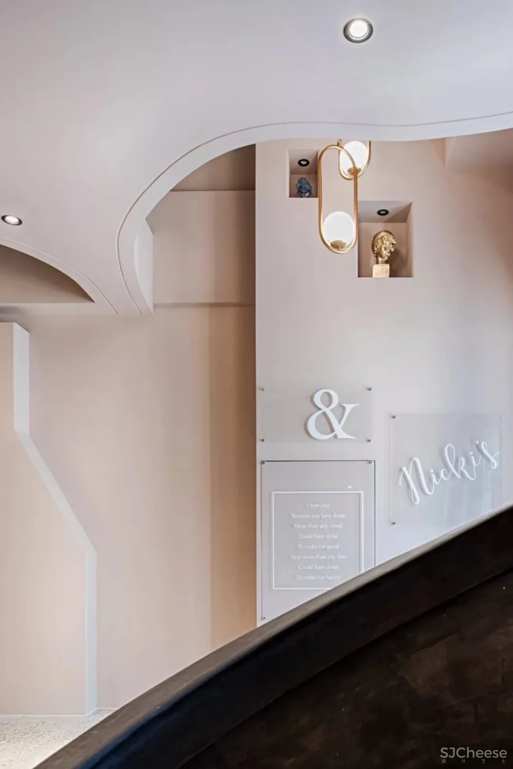 极致挑高唤醒绯红空间，撒哈拉情怀赋予爱情色彩 | A+设计事务所