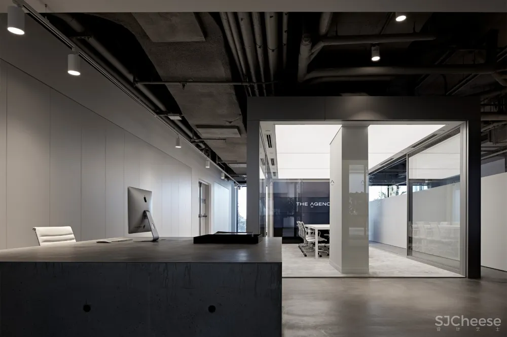 Redgen Mathieson | 混凝土极简办公空间