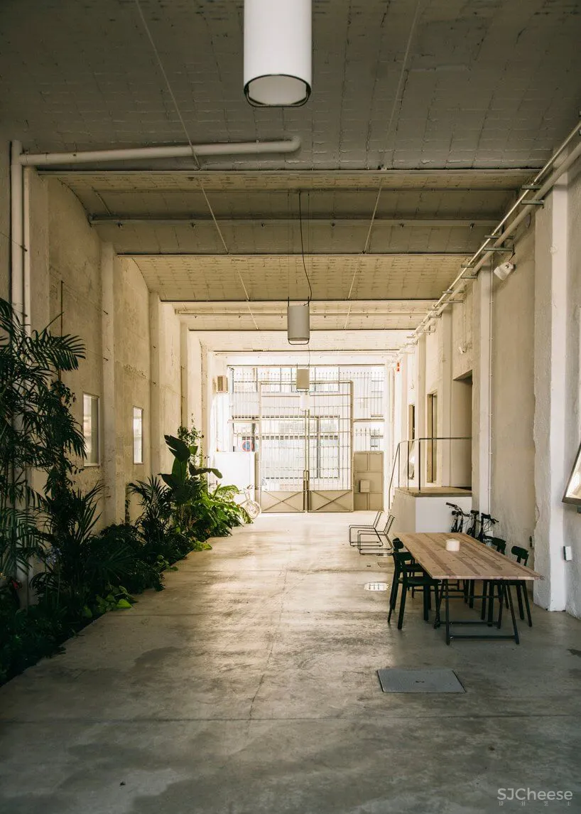巴塞罗那工业仓库楼改造联合办公空间设计