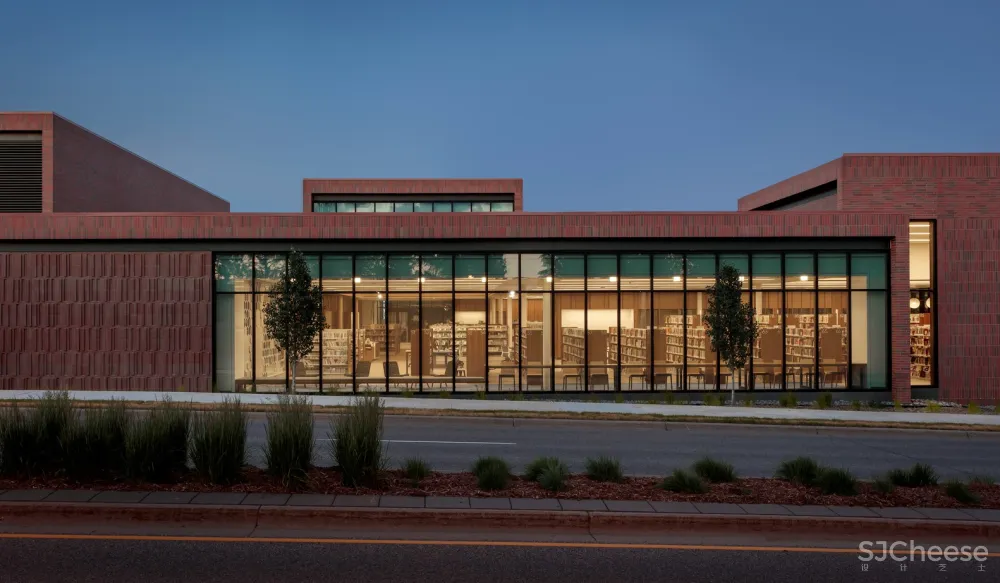 拉姆西镇公共图书馆 / HGA