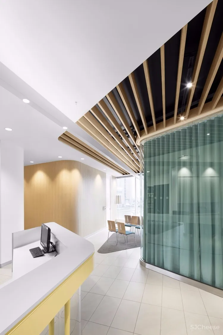 色彩打造的加拿大蒙特利尔Uniprix药店 | Jean de Lessard