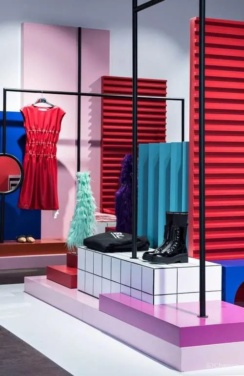 色彩与廓形 · VVNK 装置艺术空间 | Zinovatnaya