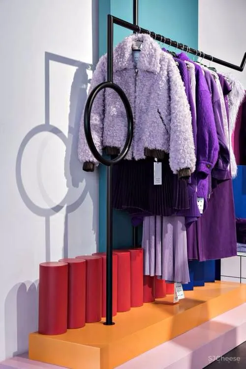 色彩与廓形 · VVNK 装置艺术空间 | Zinovatnaya