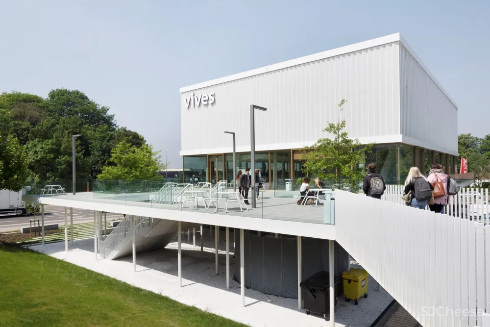 “漂浮”立方体会议楼/dmvA Architecten