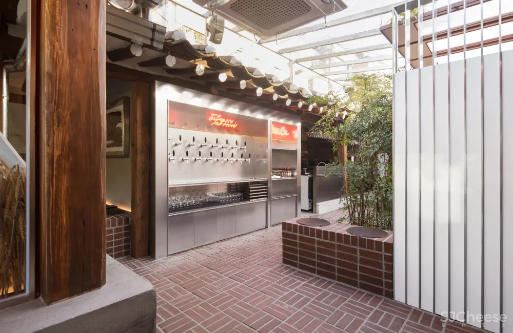 首尔老建筑内的现代 CALIGARI 酒吧 | labotory 首