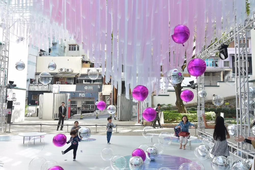 香港飘浮圣诞展亭,随风晃动的气球组成另类城市风景 | AaaM建筑设计工作室