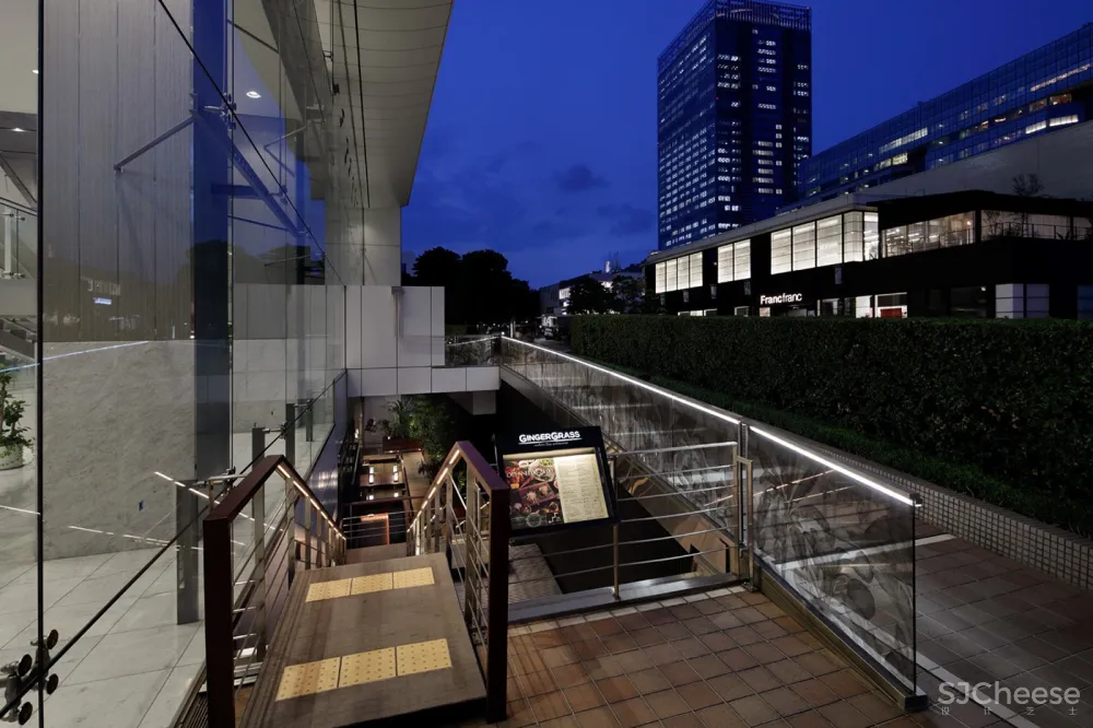 东京新宿:GinengerGrass”餐厅及墙上的艺术品