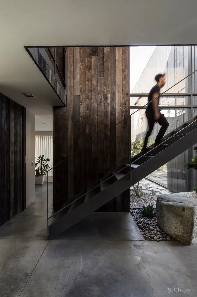 黑色原木住宅 Casa Zupe