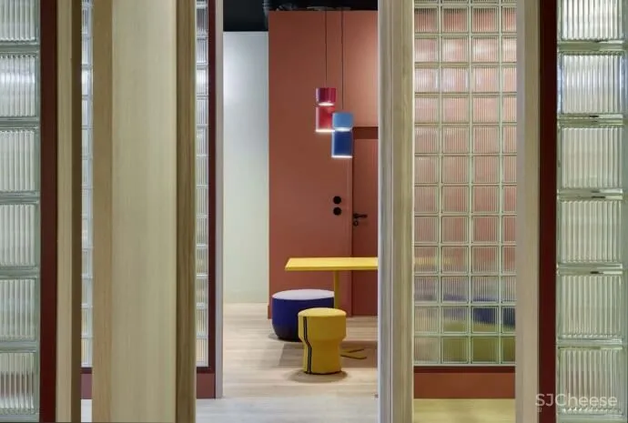 柏林一家未来主义药房设计