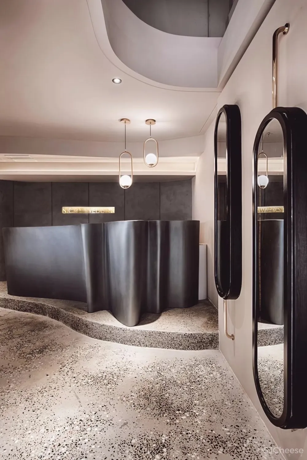 极致挑高唤醒绯红空间,撒哈拉情怀赋予爱情色彩 | A+设计事务所