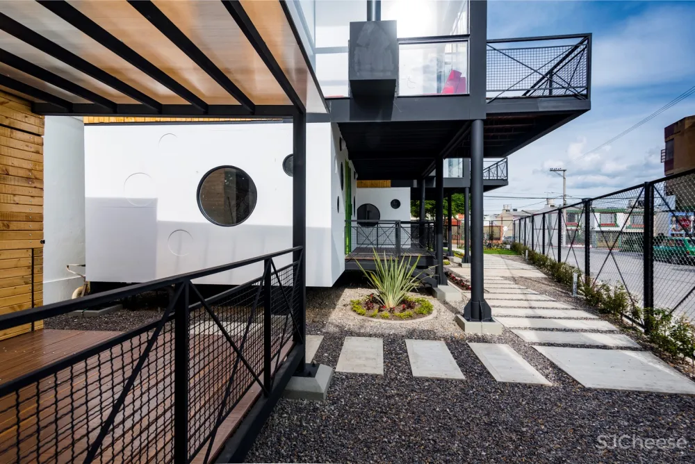 方块小屋 / Camacho Estusio de Arquitectura