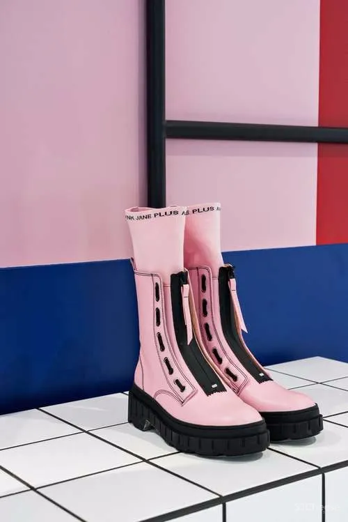 色彩与廓形 · VVNK 装置艺术空间 | Zinovatnaya