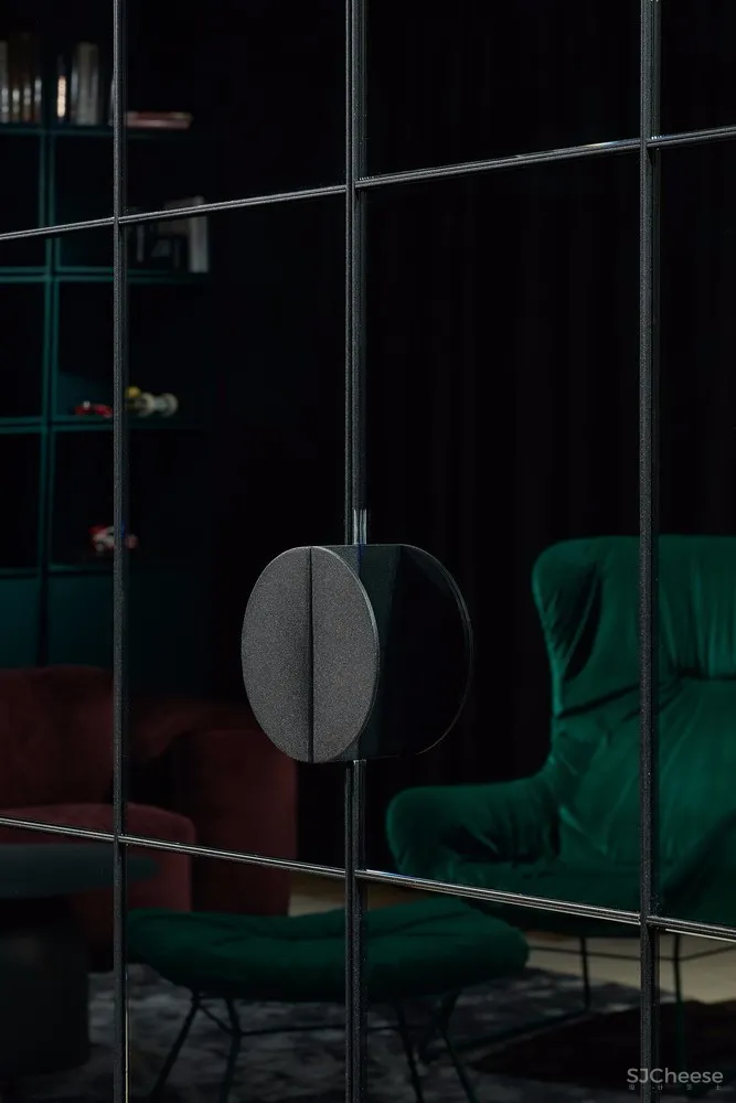 饱和色+黑色，立陶宛80㎡戏剧般的公寓 | HEIMA architects 首