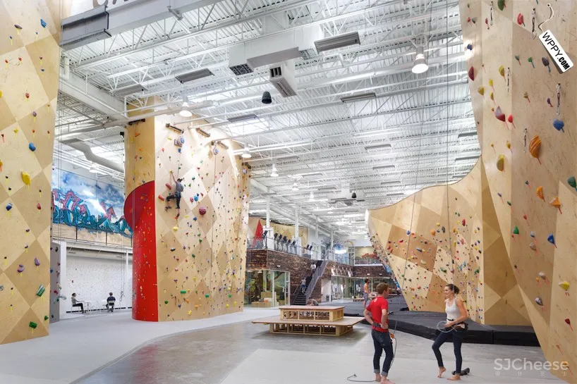 [健身馆] brooklyn boulders coworking space features towering rock climbing wall